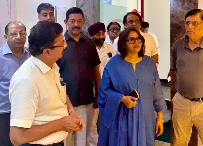 ACEO, UPSIDA, Ms Yadav inspects Kavi Nagar Industrial Area